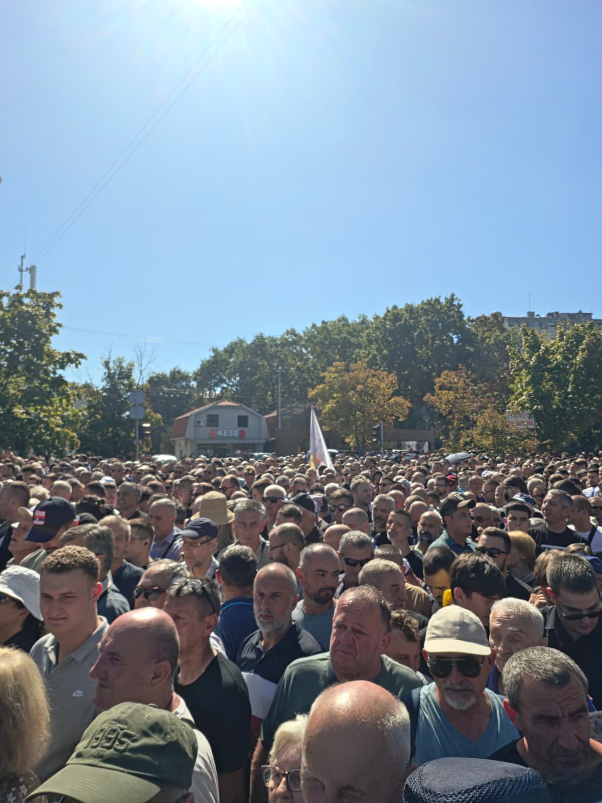 Reka ljudi se opra&scaron;ta od Mladića