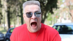 OGLASIO SE NAKON SAOBRAĆAJKE Đorđe David urlao i dramio na ulici, prolaznici bili u šoku zbog ponašanja člana žirija "Zvezda Granda"