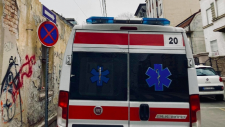 OBORENA ŽENA NA VOŽDOVCU Sa povredama glave i noge prebačena u Urgentni!