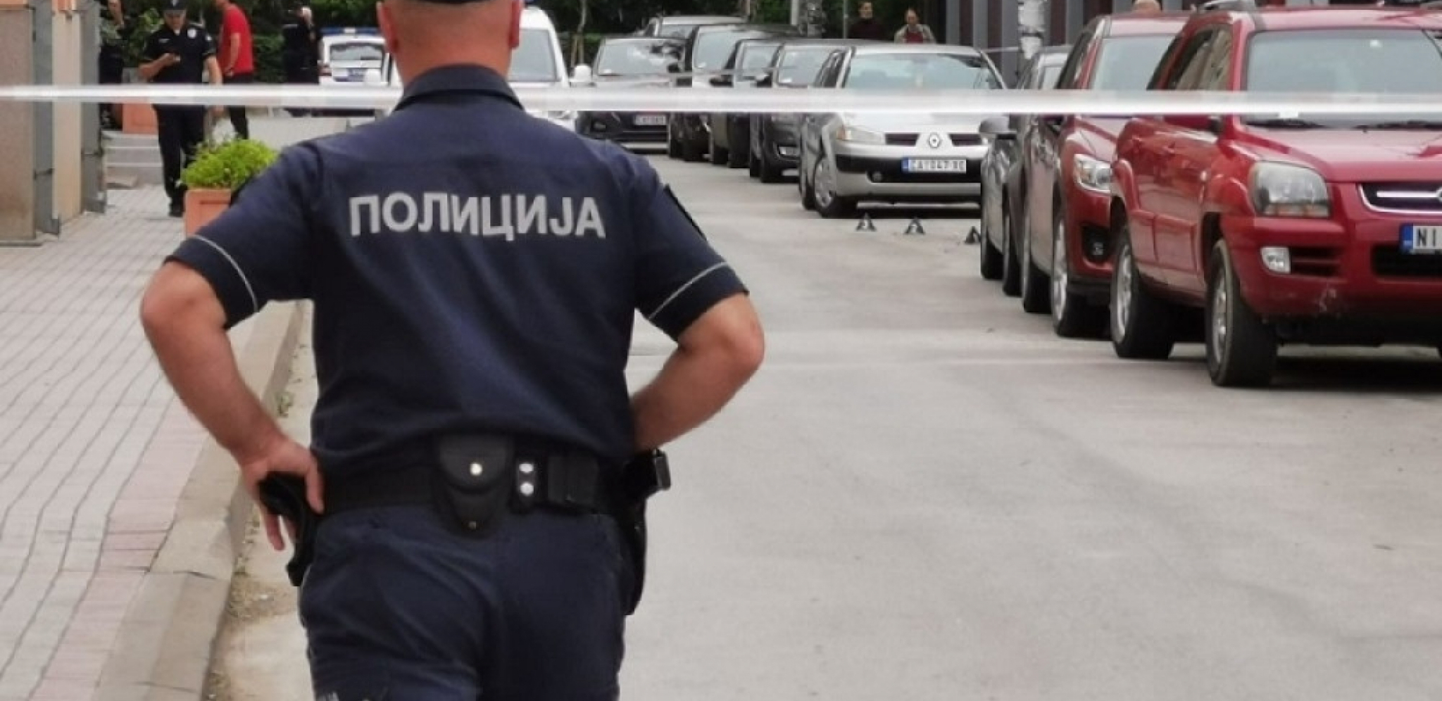 UŽAS NA DUŠANOVCU: Nožem napao devojku, pa se ubio, PREREZAO SEBI GRKLJAN nasred ulice (FOTO)