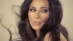 BEZ TRUNKE ŠMINKE! Na grudima cucla, a mali Željko bezbrižno spava: Baka Ceca oduševila snimkom, uživa dok uspavljuje unuka! (VIDEO)