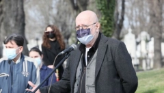 MORAM DA TI MAHNEM! Irfan Mensur održao potresan govor, zbog jedne anegdote zaplakali svi pristuni, dok se gromoglasan aplauz prolomio Beogradom kada je Vlasta spušten (FOTO/VIDEO)