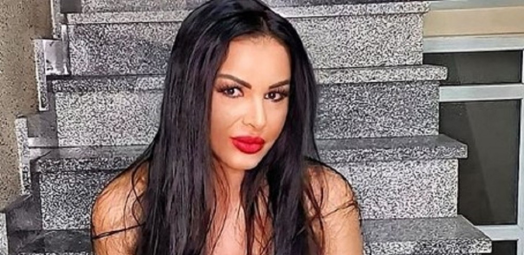 POKAZALA PRIRODNI DEKOLTE Pevačica u petoj deceniji izvadila silikone, pa raspametila sve fotografijama sa plaže!