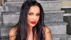 POKAZALA PRIRODNI DEKOLTE Pevačica u petoj deceniji izvadila silikone, pa raspametila sve fotografijama sa plaže!