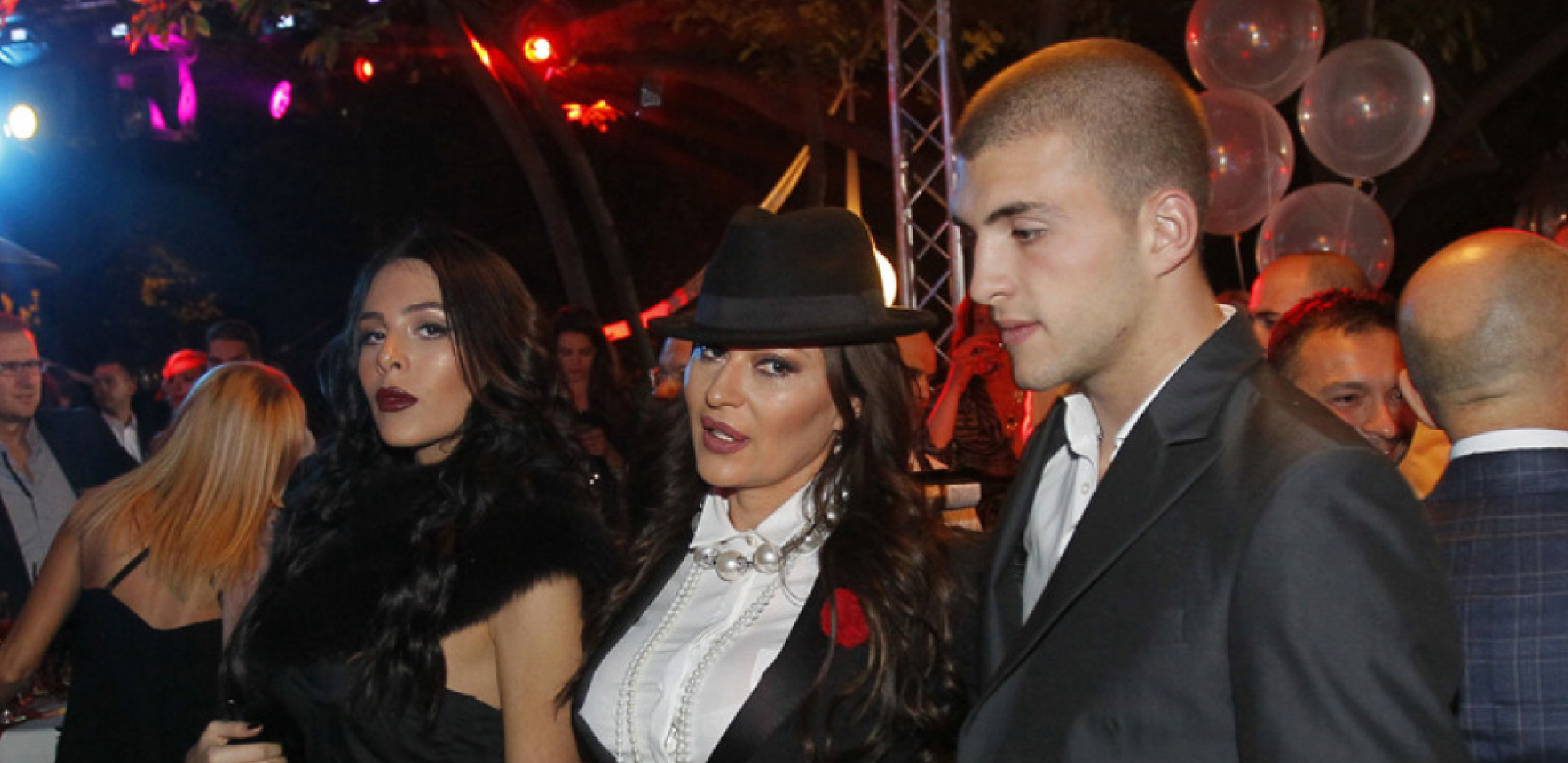 CECI DECA PRIPREMILA ŽURKU IZNENAĐENJA Anastasija i Veljko obradovali majku za rođendan (FOTO)