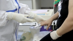 ALKOHOL I VAKCINA: Evo šta će se dogoditi ako popijete čašicu rakije pred vakcinaciju