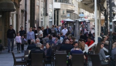 DA LI OSTAVLJATE BAKŠIŠ KONOBARIMA? Žučna rasprava na društvenim mrežama, dok jedni rado čašćavaju, drugi nisu darežljivi