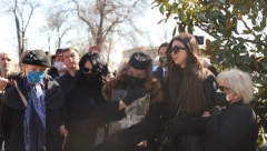 TUGA U PEVAČEVOM RODNOM GRADU Građani uplakani ostavljali sveće i cveće ispred kuće: Kraljevčani se oprostili kod legendarnog Tozovca!