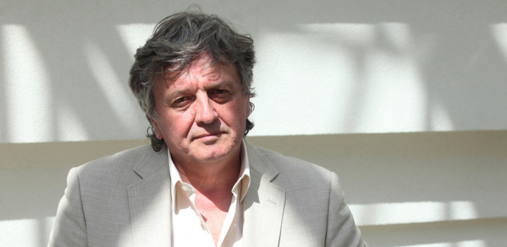 Legendarni glumac, Radoš Bajić, otkrio dugo čuvanu tajnu o seriji "Selo gori, a baba se češlja": Neka mi Bog oprosti!