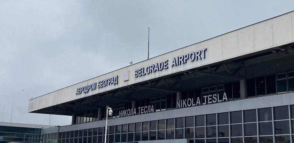 AVION UMALO PAO NA AUTO-PUT U BEOGRADU Velika drama na aerodromu "Nikola Tesla"
