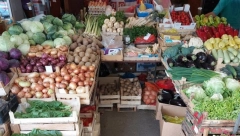 "MNOGO SE ULAŽE, MNOGO SE TRUDIMO": Od njive do stola cena voća i povrća drastično se uveća - kome su ovde džepovi puni?