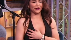 PUBLIKA OSTALA BEZ TEKSTA! Voditelj kleknuo ispred pevačice, povukao je za ruku pa uradio baš ovo (FOTO)