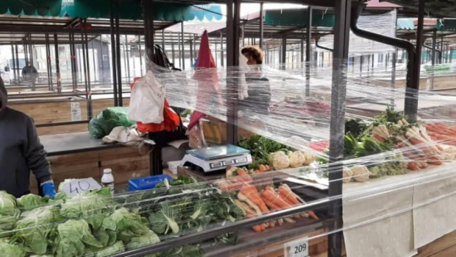 RED VOĆA I POVRĆA, PA RED VATRENOG ORUŽJA Muškarac prodavao puške na gradskoj pijaci, ljudi zanemeli od prizora!