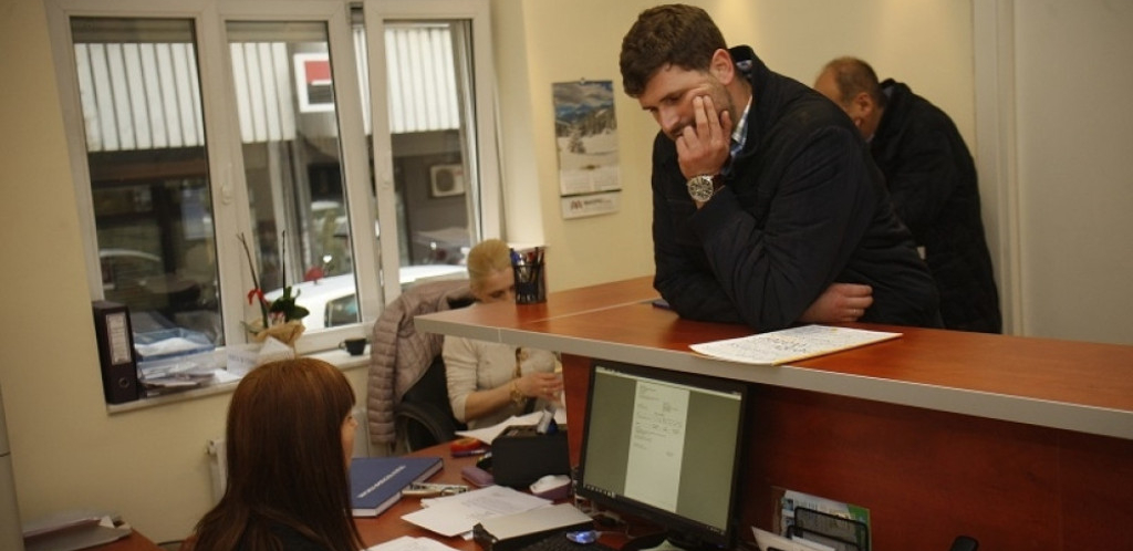 NEMA VIŠE VRAĆANJA SA ŠALTERA "Fali ti 1 papir" je prošlost, službenici su u obavezi da ih sami prikupe