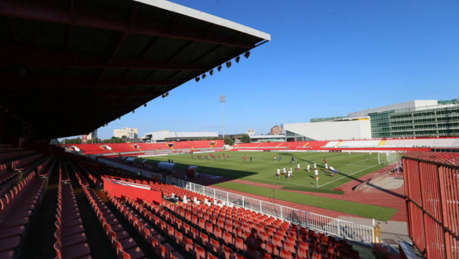 BATINE SU TRAJALE SAT VREMENA, VIŠE PUTA JE GUBIO SVEST Detalji brutalnog prebijanja na stadionu "Karađorđe": Skinuli su mu farmerke i donji veš, pa ga udarali drvenim letvama!