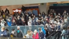 ŠOK SCENA U REDU ZA VAKCINU Majka htela preko reda do vaučera, pa ostavila trogodišnje dete samo!