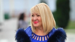 VILA SVA U OGLEDALIMA! Goca Lazarević živi u luksuznom naselju, a stan je opremila starinskim nameštajem, evo kako izgleda njen raskošni dom! (FOTO)