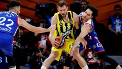 EFES NE STAJE! Micić slavio u velikom derbiju, Feneru malo i sjajna partija Gudurića