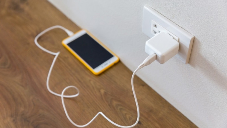 EU DIREKTIVA! ISTI PUNJAČI ZA SVE MOBILNE TELEFONE Zaboravite na kupovinu više kablova