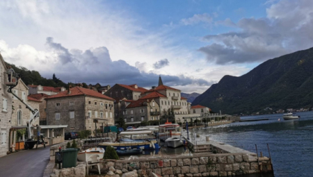 ČUDO NEVIĐENO NA JADRANU! Crnogorci masovno obaraju cene ležaljki i suncobrana, evo i zašto!