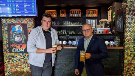 Goran Vesić svratio na pivo u jedan beogradski pab