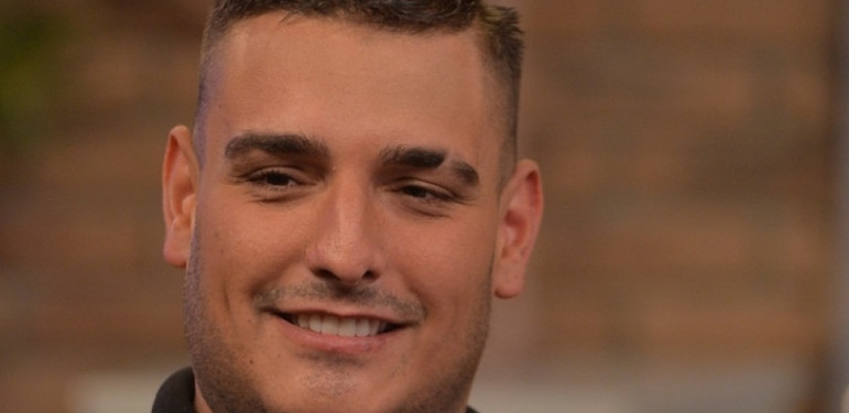 NAKON SKANDALA STIGAO U RODNO MESTO Darko Lazić ne skida osmeh sa lica, a evo i ko mu pravi društvo (FOTO)