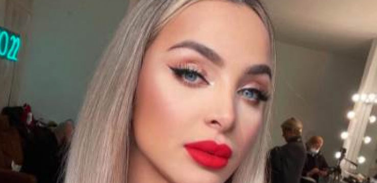 SKROZ SE SKINULA! Maja Berović pozirala bez gaćica, a svi komentarišu ovaj detalj na intimnom delu tela (FOTO)
