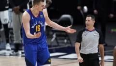 POLUDEO JE! Jokić hteo da bije sudije, saigrači ga smirivali! (VIDEO)