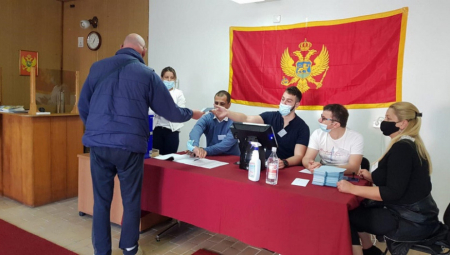 NOVLJANI IZLAZE NA IZBORE Počeli izbori u Herceg Novom, birališta otvorena tačno u 7!