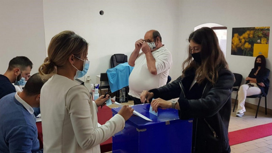 NAROD PORANIO DA POBEDI MILA Dugi redovi na biračkim mestima u Herceg Novom, ljudi upozoravaju na paklene planove DPS-a