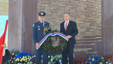 Ambasador Srbije u Beču položio venac na spomenik Sovjetskim vojnicima