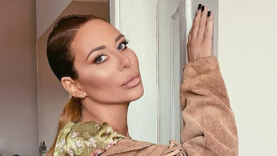 ANA NIKOLIĆ OBJAVILA POTRESNU FOTOGRAFIJU Pevačica pokazala u kakvom stanju se nalazi, danima prikovana za krevet zbog Marinine smrti! (FOTO)