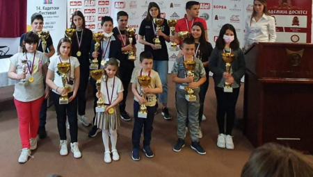 NA DAN POBEDE SUBOTICA POZDRAVILA NOVE KADETSKE ŠAMPIONE  Praznična atmosfera, nedelja, kraj raspusta i kraj 14. festivala Srbije u šahu