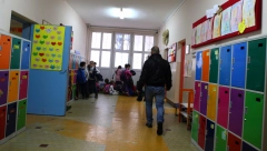 NOVE DOJAVE O BOMBAMA U PREKO 40 OSNOVNIH ŠKOLA U BEOGRADU Policija na terenu, roditeljima javljeno da deca ne dolaze