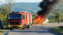 Buktinja na lokalnom putu: U selu Vranići kod Čačka zapalio se automobil, vatrogasci brzo intervenisali (FOTO)