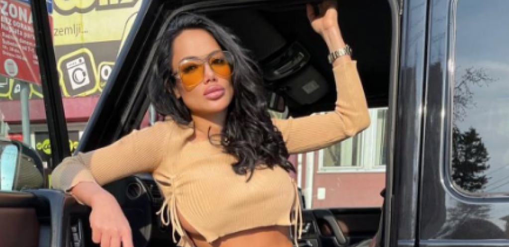 SAMO ŠEST MESECI NAKON POROĐAJA! Tamara Đurić pokazala izvajano telo i ogromne grudi, izazovna starleta u roze bikiniju usijala mreže (FOTO)