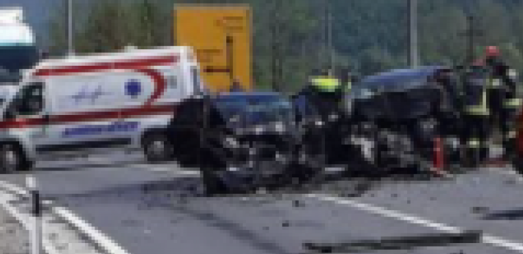 DIREKTAN SUDAR AUTOMOBILA I KAMIONA SA CISTERNOM Jedna osoba poginula, vatrogasci sekli vozilo da izvuku povređene