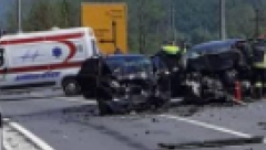 DIREKTAN SUDAR AUTOMOBILA I KAMIONA SA CISTERNOM Jedna osoba poginula, vatrogasci sekli vozilo da izvuku povređene