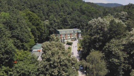 SJAJNA VEST ZA ONE KOJI ŽELE DA LETUJU Deli se 20.000 vaučera za odmor u Srbiji