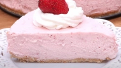 IDEALNO ZA LJUBITELJE OSVEŽAVAJUĆIH POSLASTICA Njegovo veličanstvo čizkejk, ni jedna mu torta nije ravna