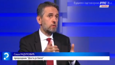 SAŠA RADULOVIĆ OPLEO To je prevarant koji je sahranio svog oca u Srebrenici! Pomaže mu Junajted medija koja u svim državama regiona promoviše nacionalizam, a u Srbiji autošovinizam!