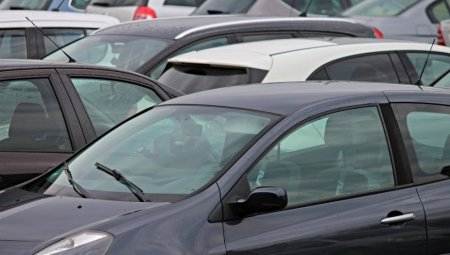 OVO MESTO U BEOGRADU JE OPASNO ZA PARKING Neko je izbušio gume svim automobilima (VIDEO)