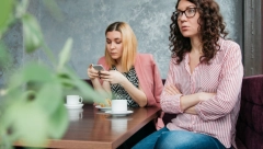 Često prekrštate ruke dok razgovarate? Evo zbog čega se to dešava