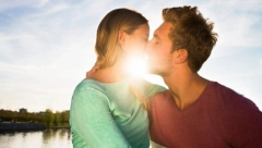 NAUČNICI DOKAZALI: Ljubljenje je zdravo, rukovanje je opasnije!