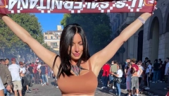 UKRALA SVU PAŽNJU NA SLAVLJU Glumica iz filmova za odrasle izašla na ulicu i zauzela pozu (FOTO, VIDEO)