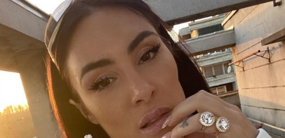 SENIDAH U BEZOBRAZNIM POZAMA PODIŽE KUPAĆI I MAMI NA GREH Bacila u trans muški rod, nikad vreliji niz golih fotki (FOTO)