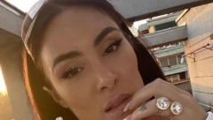 SENIDAH U BEZOBRAZNIM POZAMA PODIŽE KUPAĆI I MAMI NA GREH Bacila u trans muški rod, nikad vreliji niz golih fotki (FOTO)