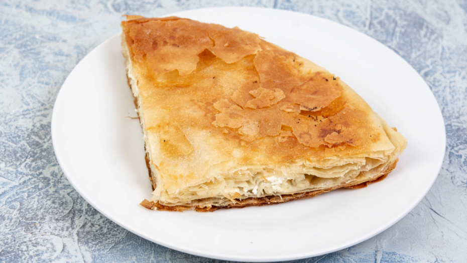 BOLJI NEGO IZ PEKARE: Napravite najbolji domaći burek sa sirom, veoma lako!