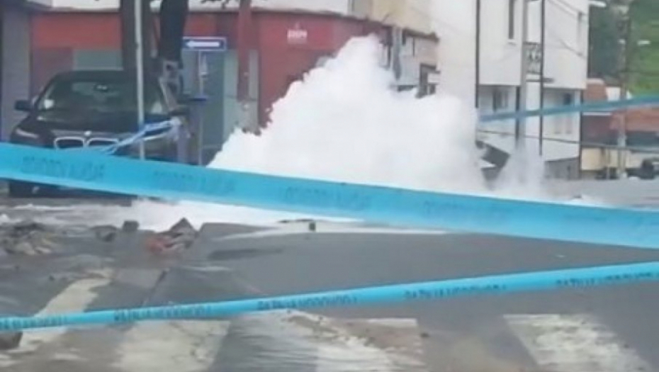 VODA ŠIKLJA NA SVE STRANE Pukao asfalt i napravio kolaps u ovoj beogradskoj ulici (FOTO)