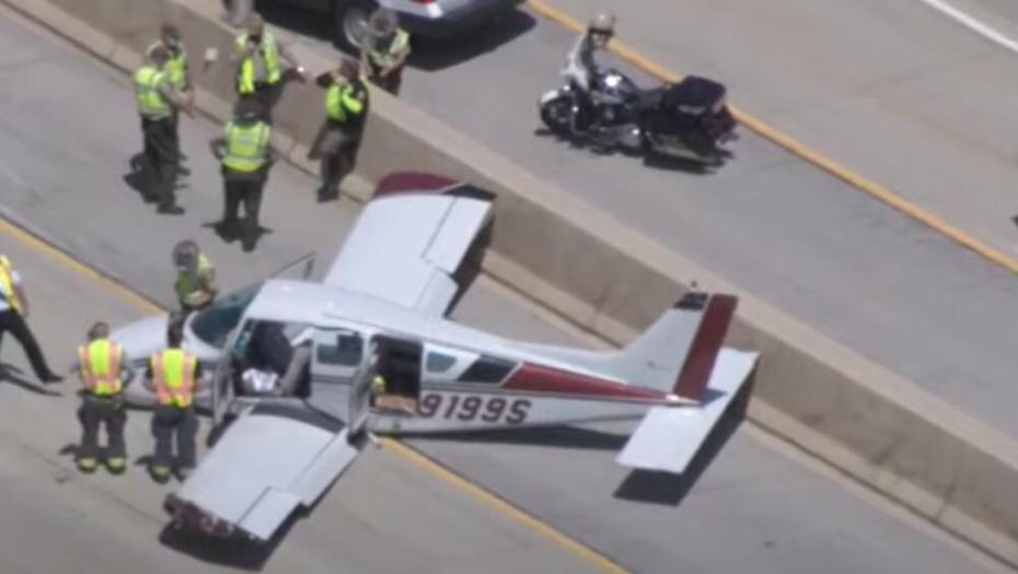AVION SLETEO NA AUTO-PUT U AMERICI: U nesreći povređeno četvoro ljudi, dok je saobraćaj blokiran (VIDEO)